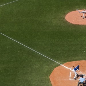 kaiyun官方-绿茵场上的暂停，当姆巴佩与全队为倒地的泰山围拢祈祷，姆巴佩率全队围拢祈祷，守护倒地队友泰山