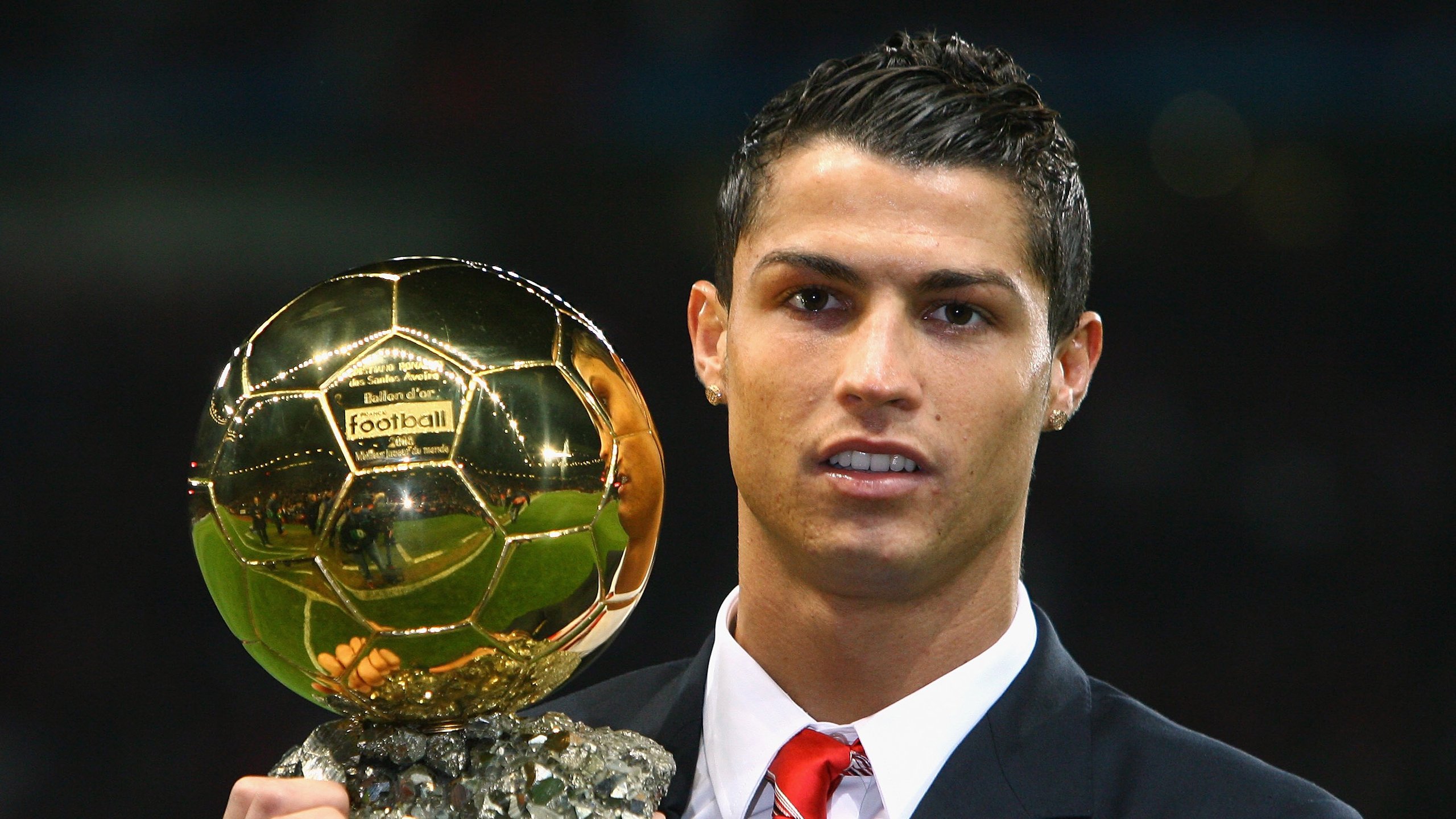 决胜时刻，从电竞战场到绿茵场的领袖之力，双战场决胜时刻，领袖之力的跨界共鸣